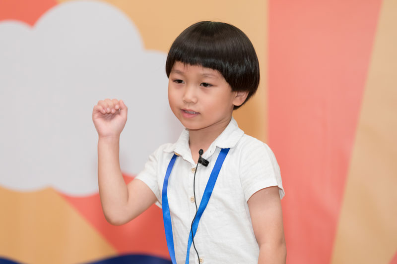 幼兒組決賽参賽者關錦珒小朋友，舉起右手表演講故事。